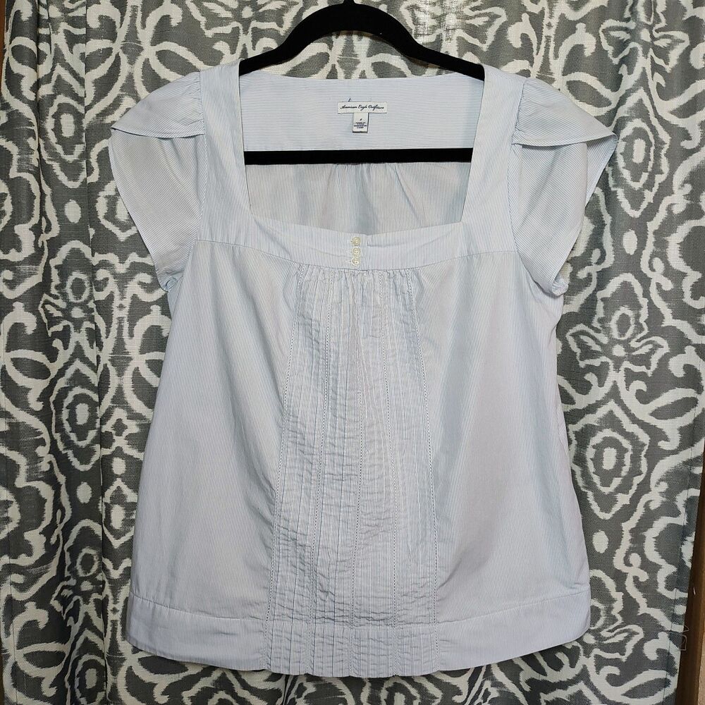 American Eagle Shortsleeve Lightweight Top Ladies size 2 LIGHT BLUE w/ pockets!